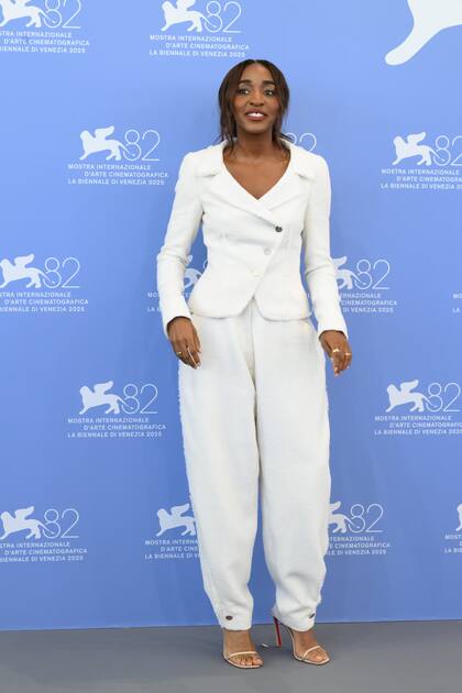 Otras estrellas se han estrenado orgullosamente como embajadoras de firmas que no habían representado. Es el caso de Ayo Edebiri, quien lució diferentes propuestas de Chanel en las citas a cuenta de su papel en After the hunt