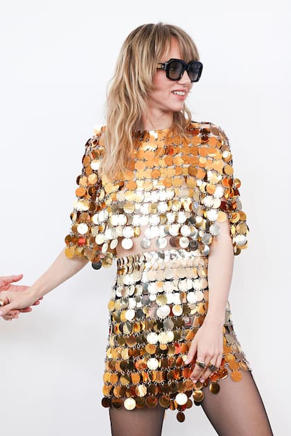 La actriz y cantante Suki Waterhouse acudió al certamen para presentar "Broken English" y, de paso, hacer de embajadora oficiosa de Rabanne, con este vestido icónico de Julien Dossena (con gafas del mismo creativo)