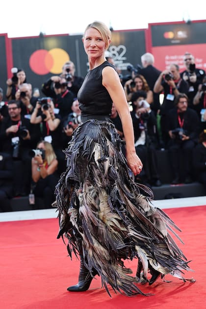 Pero después, en la alfombra roja, Blanchett dejó boquiabierto al mundo con este vestido lleno de plumas de Maison Margiela, casa que ahora está bajo la dirección creativa del belga Glen Martens