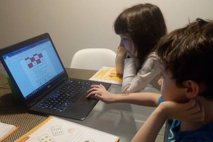 De los mellizos Juan y Sofía, de 6 años, uno aprendió a leer y escribir antes de empezar primer grado pero el otro no