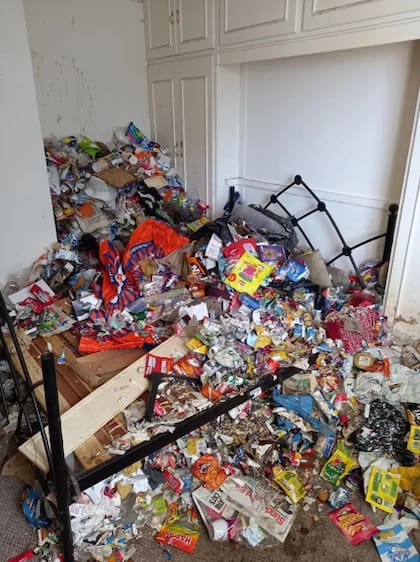 De los picaportes, el inquilino había colgado bolsas con materia fecal