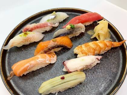 De los sabores más tenúes a los más intensos, así se comen los nigiri con pescados variados. Las finas lonjas de jengibre (gari) permiten limpiar el paladar entre uno y otro.