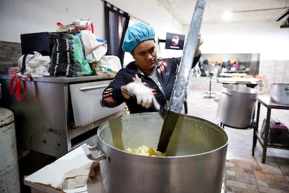 De lunes a viernes, el espacio que encabeza en su barrio brinda 600 raciones de comida