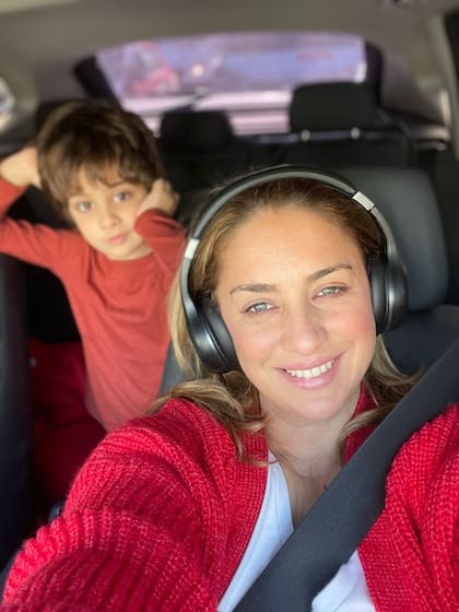 De lunes a viernes, María Julia Oliván retira a su hijo Antonio del colegio a media mañana. Almuerzan juntos en su casa y después parten a distintas terapias