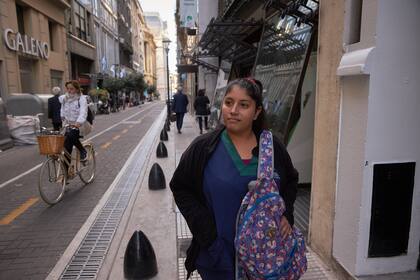 DE LUNES A VIERNES, Yamila Méndez trabaja de 6 a 15 como empleada de limpieza en un banco de Microcentro: "Es tan duro lo que tuviste que vivir para llegar a estar en la calle, que cuando te pasa algo lindo, como conseguir un trabajo, desconfiás y estás a la espera de que algo malo te lo venga a arruinar”