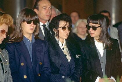 De luto, Patrizia
Reggiani junto a
sus hijas, Allegra y
Alessandra Gucci, en el
último adiós a Maurizio.