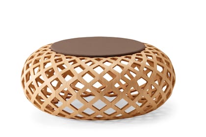 De madera flexible, la silla Kina Ottoman, diseñada por el neozelandés David Trubridge, fue usada como lámpara porque no se soportaba el peso de un cuerpo. Hasta que en 2016 Conde House la reforzó y empezó a fabricar para su propósito original