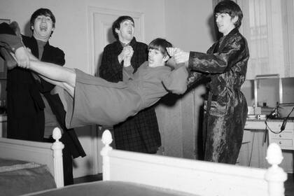 En lo comienzos: de madrugada, en París, los Beatles se enteran de que "I Want to Hold Your Hand" acaba de alcanzar el número uno en EE.UU.