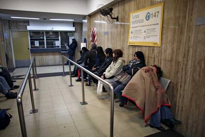 De madrugada, la clásica postal del hospital Argerich, con largas filas para acceder a una consulta