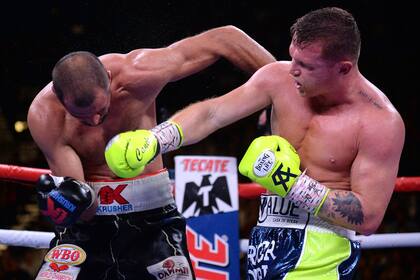 De manera espectacular noqueó al ruso en el round 11° y se consagró nuevo campeón mundial medio pesado de la Organización mundial de Boxeo