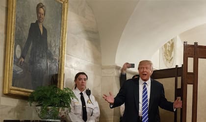 De manera imprevista, Trump recibió ayer al primer grupo de turistas visitantes en la Casa Blanca