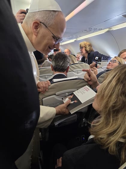 De manos de Elisabetta Piqué, el papa León XIV recibe un ejemplar