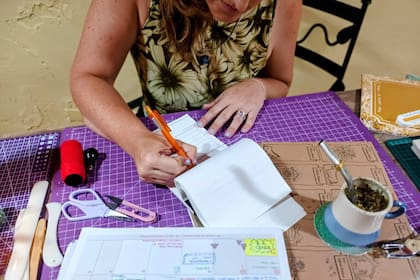 "De más está decir que durante este tiempo se sucedieron incontables eventos desafortunados, de la índole de caños rotos, heladera que no enfriaba o un horno que explotó...Y en esta crisis tuve una idea. Emprender. Mí agenda fue la inspiración”.