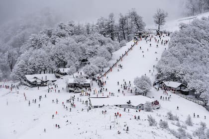 De Mendieta cuenta que el Centro de Esquí Cerro Bayo, creado a mediados de la década de 1970, fue financiado por los socios de Cumelen.