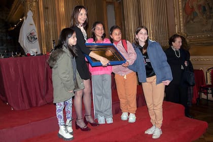 De Mitri, la gran premiada de la noche, con un grupo de alumnas de su taller de danza de la casa de la cultura 21-24