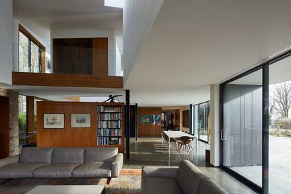 De moderno diseño, la audaz construcción hecha en una antigua torre de agua fue destacada por la forma en la que se resolvió la división de los espacios