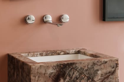 De morfología simple y elegante, la "Nueva44" es representa el clásico-moderno. Aquí, el juego de lavatorio de pared para baño.