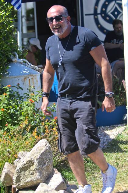 De muy buen humor y con un look muy canchero -bermudas y remera negra, zapatillas deportivas blancas y unos lentes de sol- Alejandro Fiore se retiró del parador donde pasó un muy buen momento en compañía de amigos