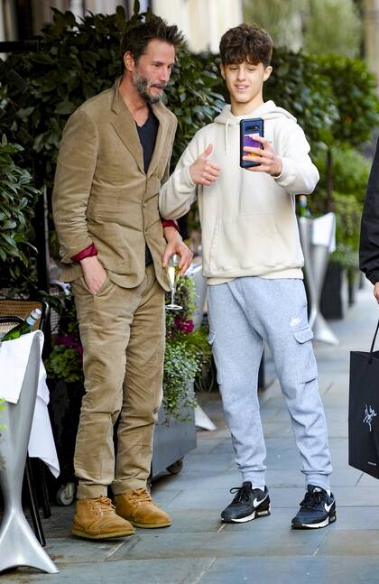 De muy buen humor y con una copa de champagne en mano, el actor se sacó fotos con todos los fanáticos que lo reconocieron en el lugar