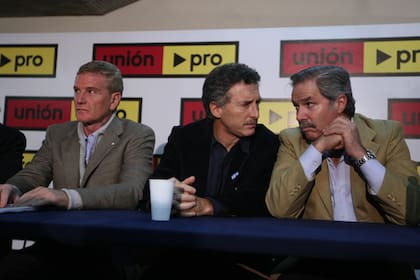 De Narváez, Macri y Solá en una conferencia de prensa en medio de aquella campaña electoral