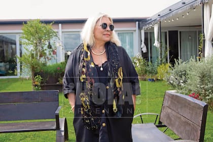 De negro,
con pañuelo de seda
estampada