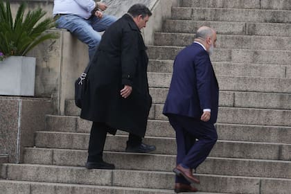 De negro, Daniel Garbellini ingresando a Comodoro Py