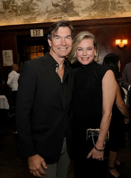 De negro, sonrientes y muy juntos: Jerry O'Connell y Rebecca Romijn posaron para los flashes durante la celebración de la vida y el legado de Sam Rubin en Musso & Frank. El evento tuvo lugar el viernes pasado en Hollywood, California