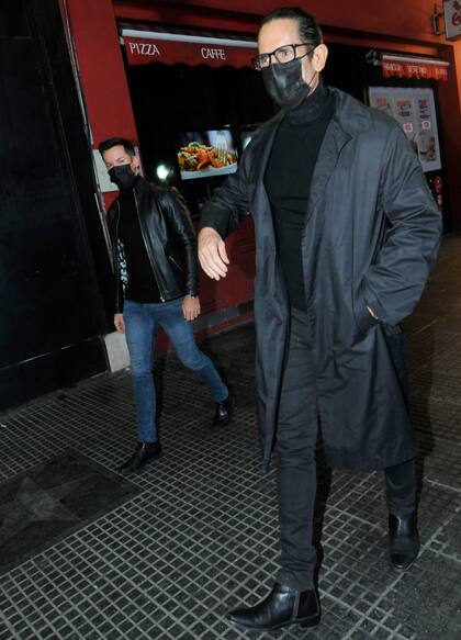 De negro y con barbijo: Diego Ramos y su pareja, Mauro