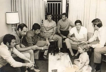 De niño, entre glorias del fútbol: Maschio, su padre Luis Artime, Perfumo, Ramos Delgado, Basile y Menotti