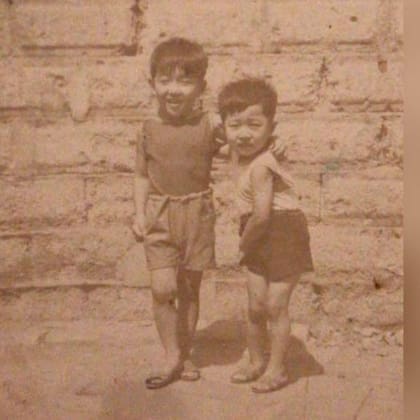 De niños, Dante Choi y su hermano, el filósofo Domin Choi