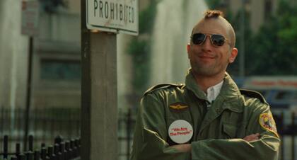 De Niro con el corte mohawk, uno de los íconos de Taxi Driver.