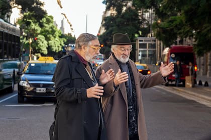 De Niro y Brandoni, protagonistas de Nada, caminan por las calles porteñas