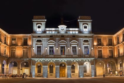 De noche, con una cuidada iluminación, la plaza del Mercado Chico en Ávila