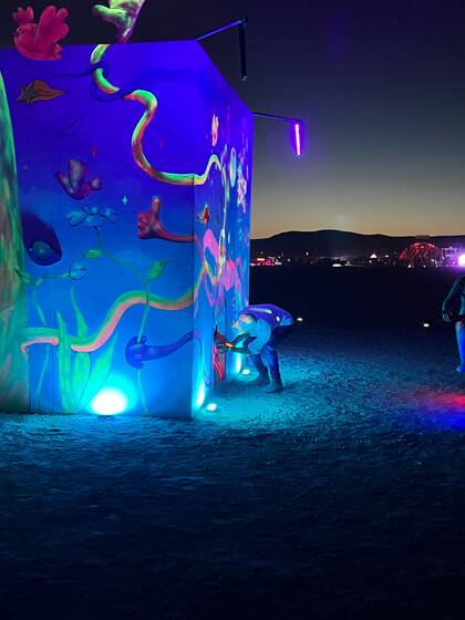 De noche, el cubo se iluminaba con luces ultravioletas