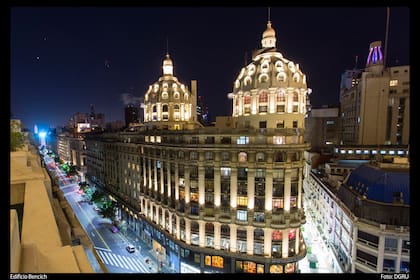 De noche, el edificio Bencich despliega su esplendor