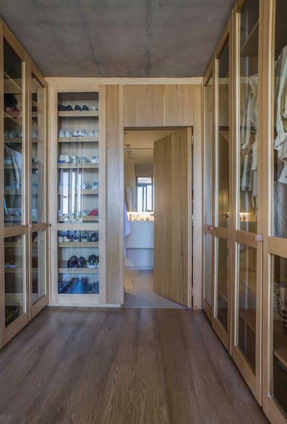 De noche, es el mobiliario fijo el que ilumina el departamento de manera indirecta: el vestidor (a través de sus puertas vidriadas), la biblioteca con sus estantes y el respaldo de la cama.