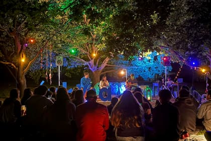 De noche hay música e invitados especiales