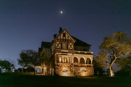 De noche la casa luce muy bien iluminada.