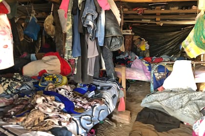 De noche se arreglan con un mechero o con una luz de emergencia