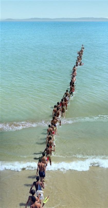 No cruzarás el puente antes de llegar al río (2008): una constante en la obra de Alÿs es la presencia de niños como protagonistas de juegos que se convierten en denuncias