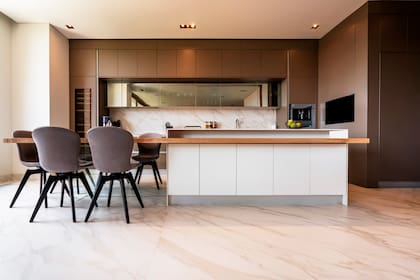 De origen italiano, Ora Gold es una piedra sinterizada color crema y suavemente veteada. Elegancia y sofisticación ideal para elevar los espacios a otro nivel.