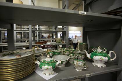 De otra época, las teteras y las tazas de un juego de porcelana