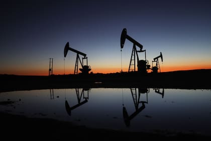 De Pablo señaló que actualmente la Argentina es un país que pasó de importar a exportar petróleo, en términos netos, lo que la posiciona de mejor manera de cara al conflicto bélico que atraviesa impacta en todo el mundo (AP Foto/Ghaith Alsayed)