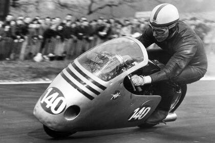 De participar en sidecars con su padre a siete veces campeón en motociclismo: John Surtees ganó los primeros títulos para MV Augusta