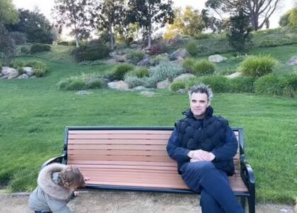 De paseo con su hija en el parque