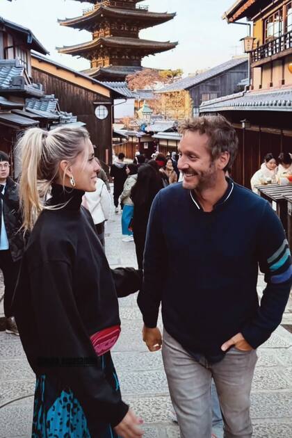 De
paseo por Kioto. Se
ve el templo Hokanji, conocido como
Pagoda Yasaka, de
46 metros de altura.