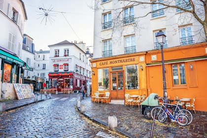 De paseo por las callecitas de Montmartre, con bares, cabarests y artistas