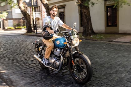 De paseo por las calles de San Isidro, donde vive.