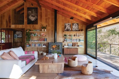 De “Patria mía” (2014) Céline nos cuenta que es tal vez su obra más vendida. “La colgamos alta, pero es bastante protagonista”. Mesa, banquitos y puf rosado (todo de Malena y Ana). Salamandra (Ñuke).