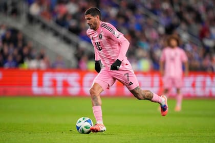 De Paul conduce la pelota en un ataque de Inter Miami